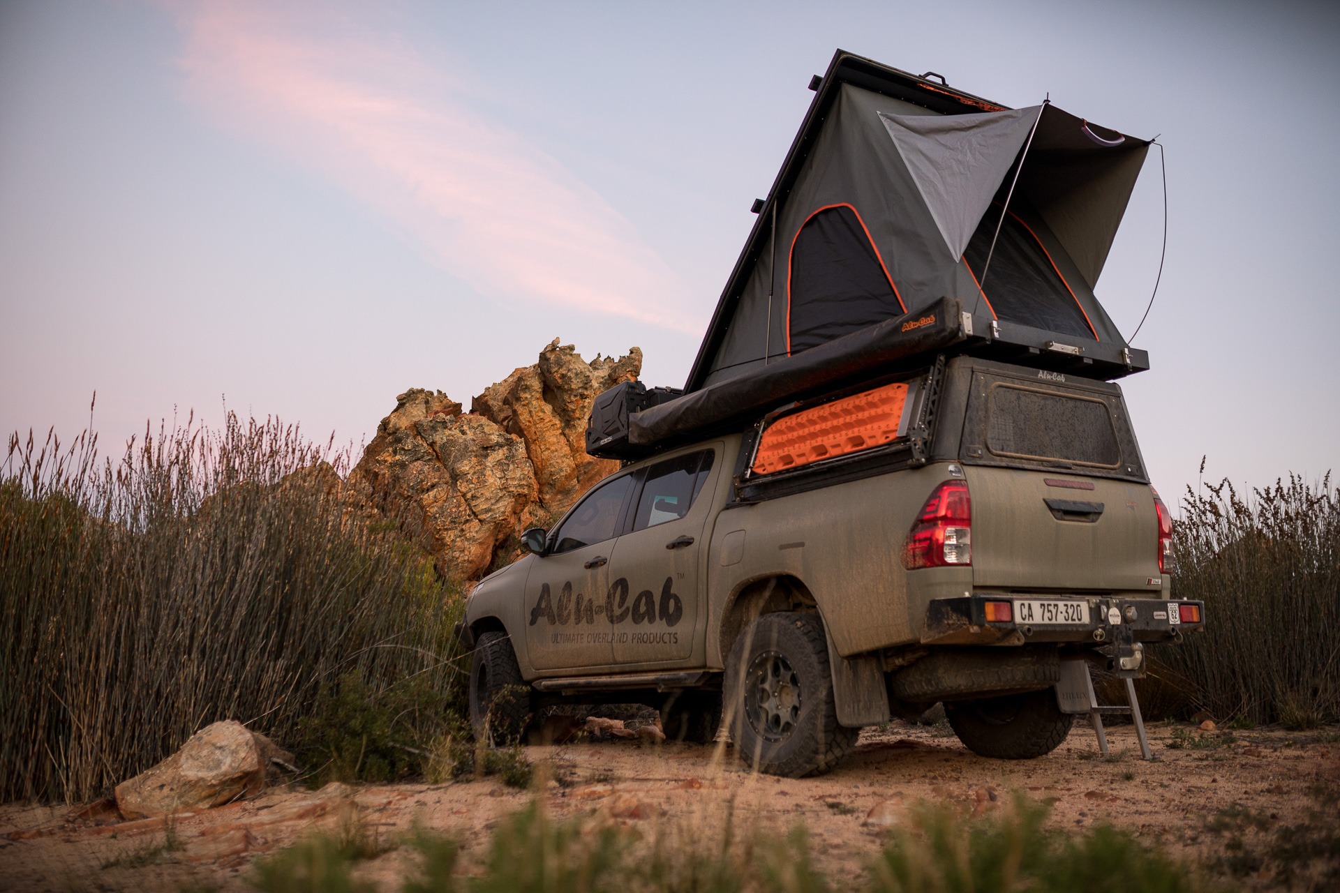 628A5822 Alu-Cab Explorer 3 with Expedition 3