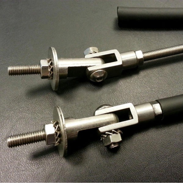 Rustfrie støttestag til ekstralys.