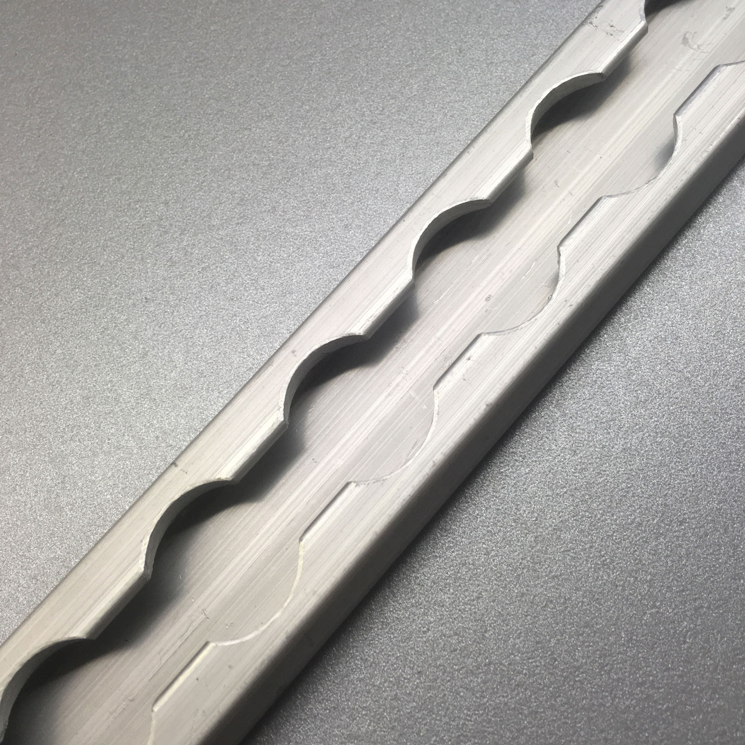 KINPT013-WH_FB1 Universal festeskinne (92cm)