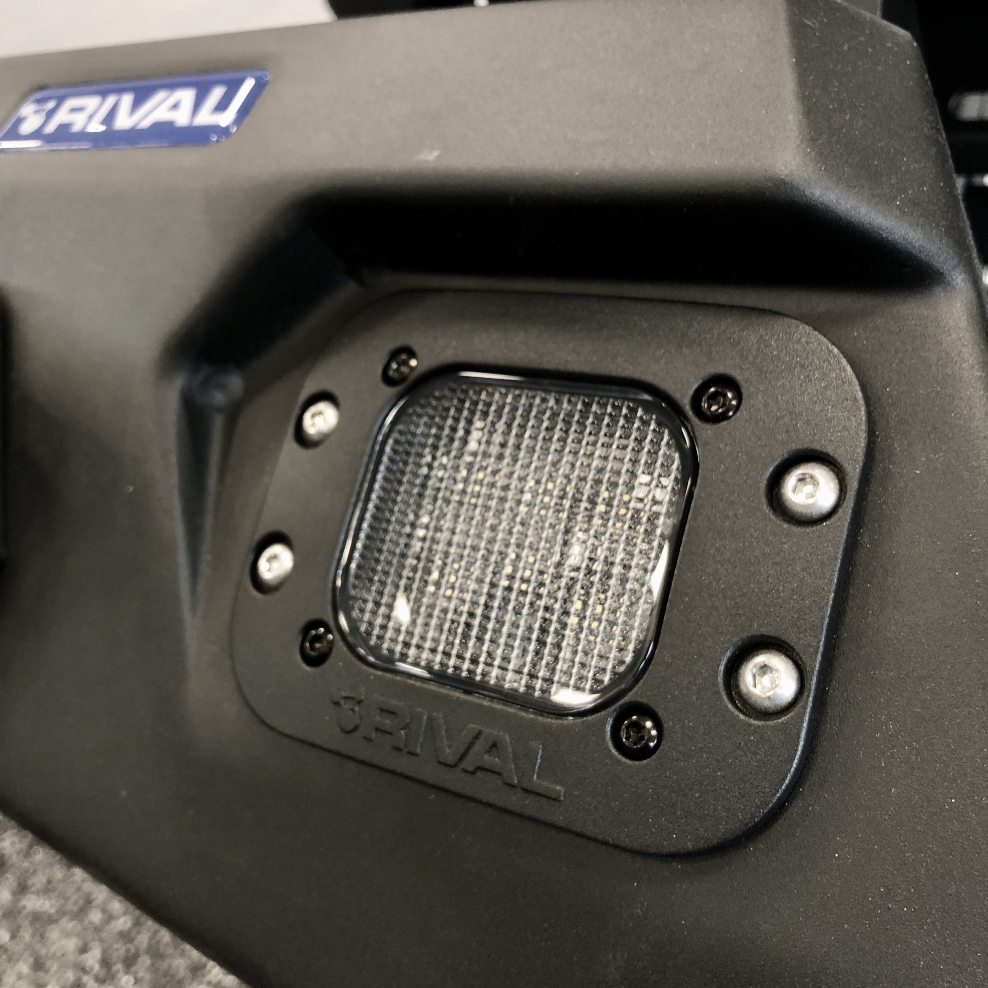 Rival ryggelys til fastmontering i Rival bakfanger