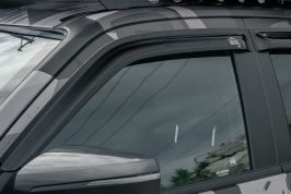 Vindavvisare Isuzu D-Max D-cab 2021+ AT Logo