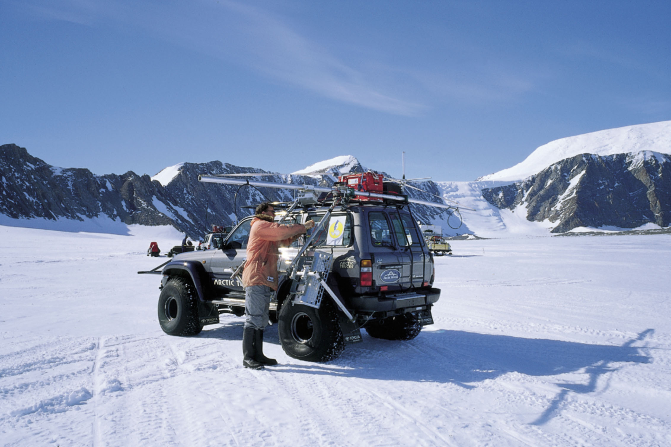 Forskare monterar radioekoantenner p&aring; en av Land Cruiser-bilarna, ekipaget som fick namnet Albatross.